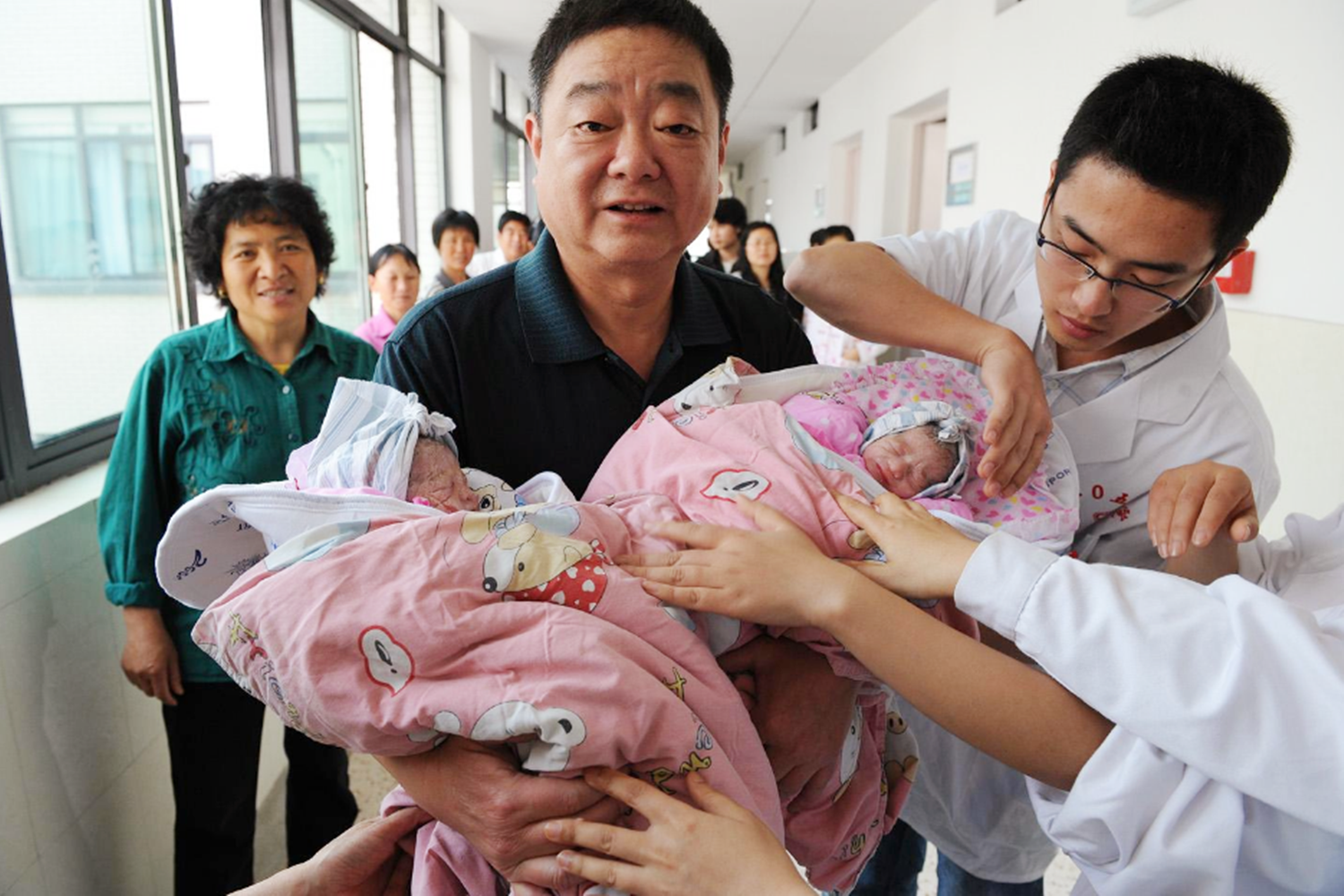 香港验血鉴定男女性别费用多少钱,失独老人67岁试管怀上双胞胎，被医院封杀，